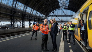 Amsterdam Central: Egy legendás pályaudvar mindennapjai kép