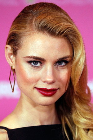 Lucy Fry profil kép
