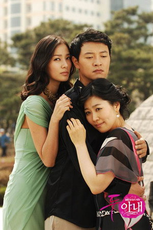 두아내 1. évad (2009-05-04) poszter