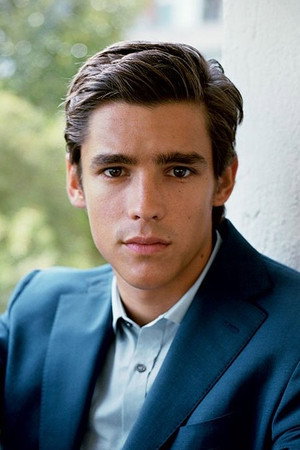 Brenton Thwaites profil kép