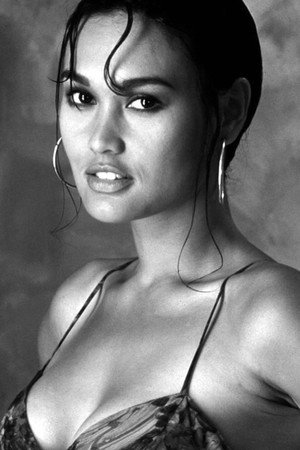 Tia Carrere profil kép