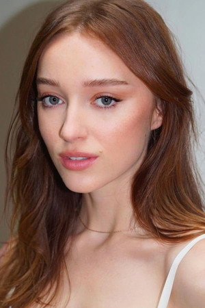 Phoebe Dynevor profil kép