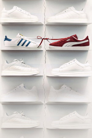 Sneakerháborúk: Adidas vs. Puma poszter
