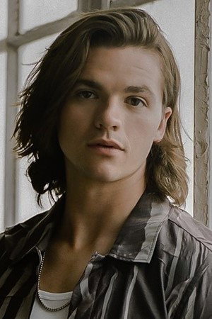 Joel Courtney profil kép