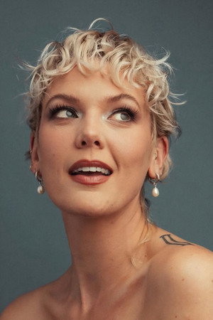 Betty Who profil kép
