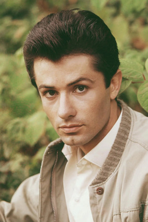 George Chakiris profil kép
