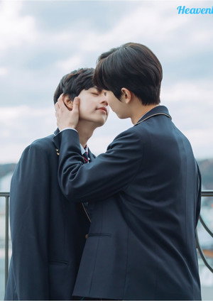 무언가 잘못되었다 poszter