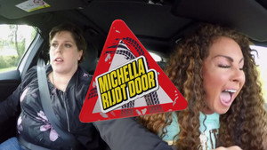 Michella rijdt door kép