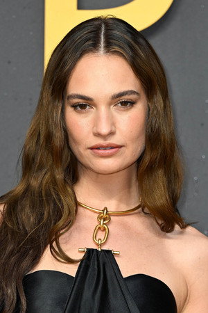 Lily James profil kép