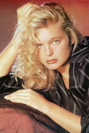 Erika Eleniak profil kép