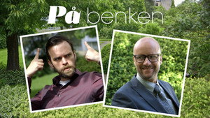 På benken kép