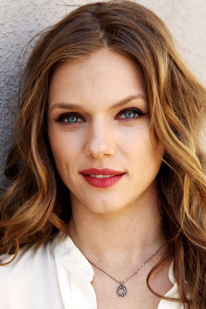 Tracy Spiridakos profil kép