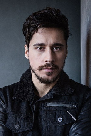Peter Gadiot profil kép