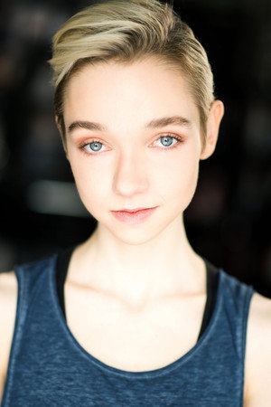Julia Sarah Stone profil kép