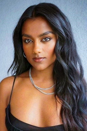 Simone Ashley profil kép