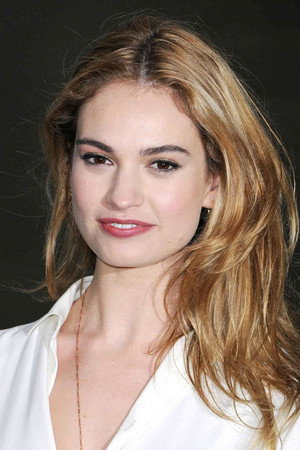 Lily James profil kép
