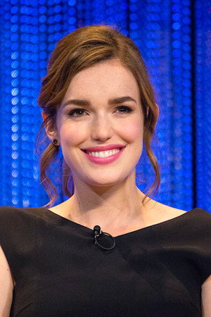 Elizabeth Henstridge profil kép