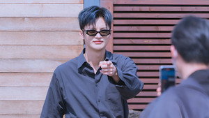어느 날 우리 집 현관으로 멸망이 들어왔다 kép