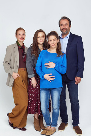 V zovretí 1. évad (2025-09-01) poszter