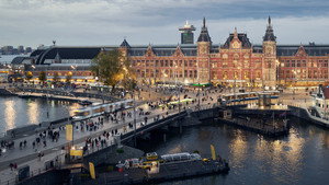 Amsterdam Central: Egy legendás pályaudvar mindennapjai kép
