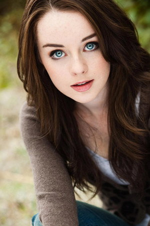 Kacey Rohl profil kép