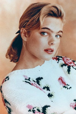 Erika Eleniak profil kép