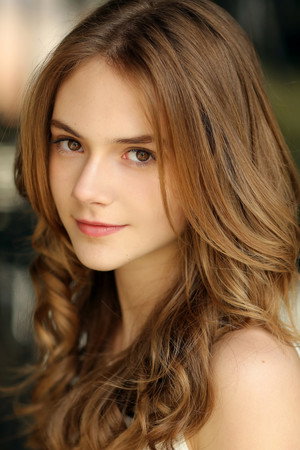 Emilia Jones profil kép