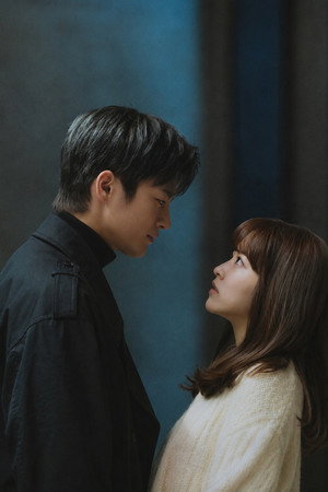 어느 날 우리 집 현관으로 멸망이 들어왔다 poszter