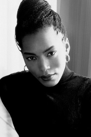 Angela Bassett profil kép