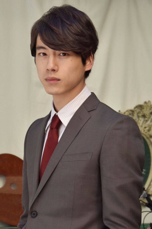坂口健太郎 profil kép