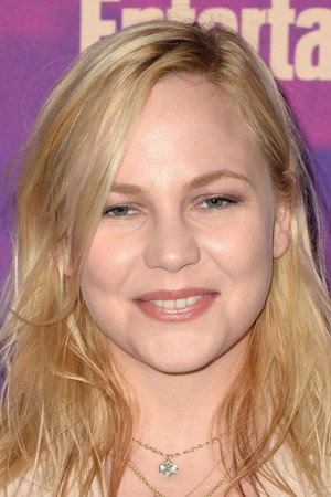 Adelaide Clemens profil kép