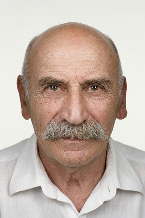Tuncel Kurtiz profil kép