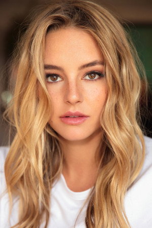 Hassie Harrison profil kép