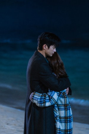 어느 날 우리 집 현관으로 멸망이 들어왔다 poszter