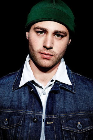 Emory Cohen profil kép