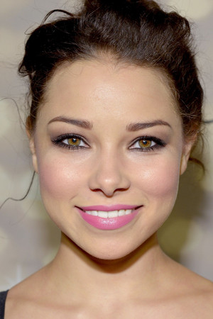 Jessica Parker Kennedy profil kép