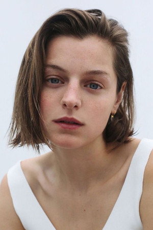 Emma Corrin profil kép