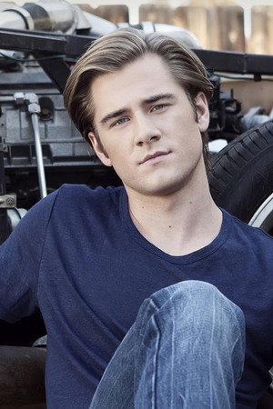 Luke Benward profil kép