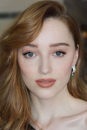 Phoebe Dynevor profil kép