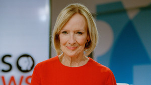 PBS NEWSHOUR: America at a Crossroads with Judy Woodruff kép