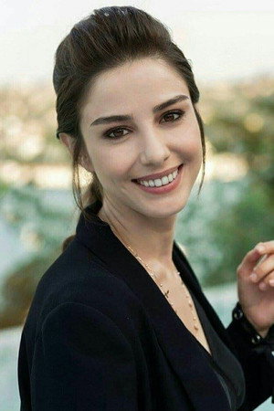 Özge Gürel profil kép