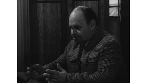 Человек в проходном дворе kép