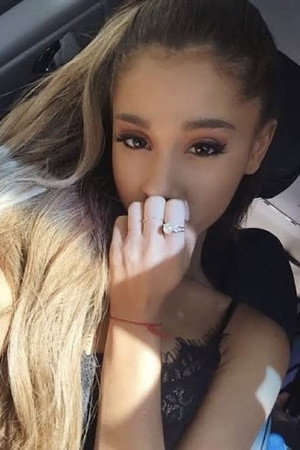 Ariana Grande profil kép