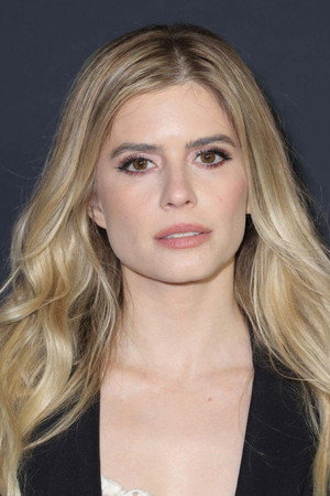 Carlson Young profil kép