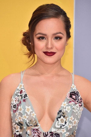 Hayley Orrantia profil kép