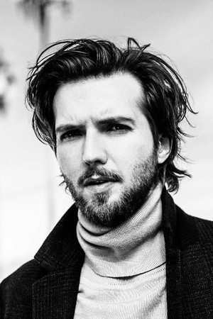 Guy Burnet profil kép